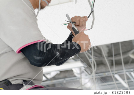 電線の接続 31825593