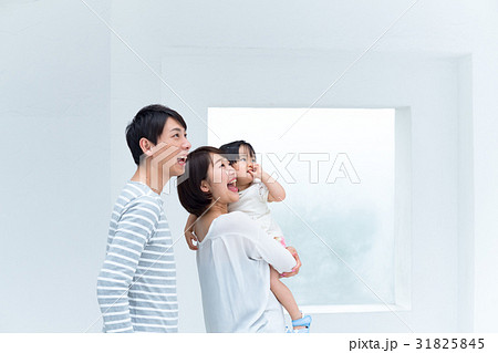 3人家族、見上げる 31825845