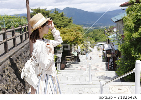 伊香保を楽しむ若い女性 伊香保を楽しむ若い女性 31826426