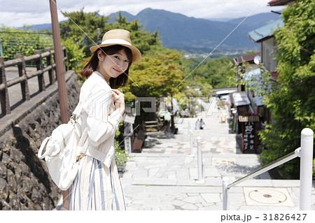 伊香保を楽しむ若い女性 31826427