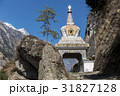 仏塔をくぐり抜け 31827128