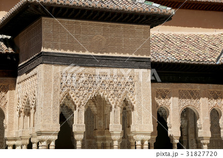 Alhambra Palace-medieval moorish castle in Granada 31827720