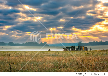 Cloudy sunrise over Stonehenge 31827861