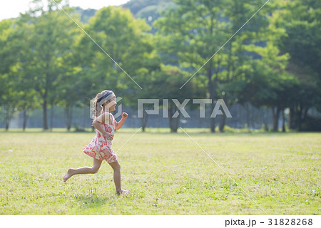 裸足で走る女の子の写真素材 3168