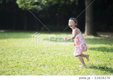 裸足で走る女の子の写真素材 3170