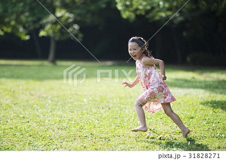 裸足で走る女の子の写真素材 3171