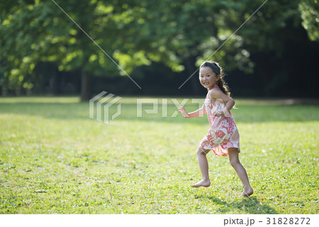 裸足で走る女の子 31828272