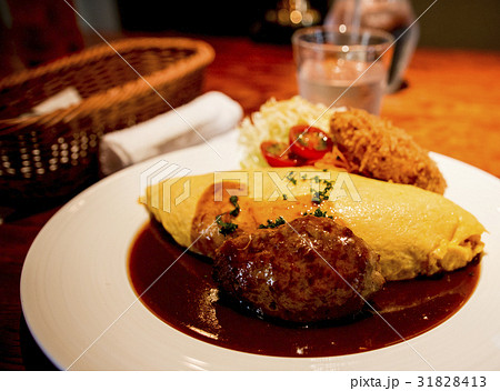 カフェのランチ　オムライスとハンバーグ 31828413