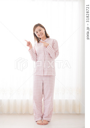 パジャマ 女性 指差し パジャマ 女性 指差し 31828721