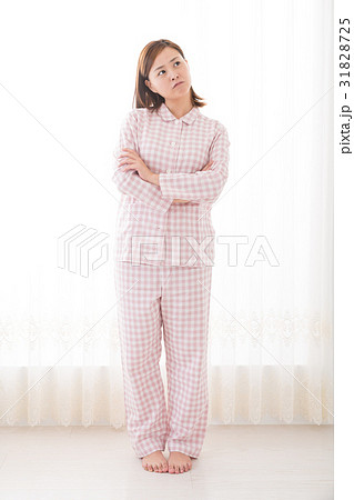 パジャマ 女性 悩む 考える 31828725