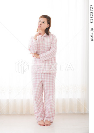 パジャマ 女性 悩む 考える 31828727