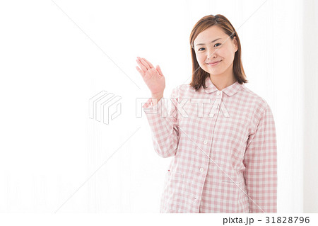 パジャマ 女性 手のひら 31828796