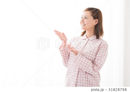 パジャマ 女性 手のひら 31828798