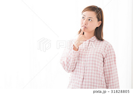 パジャマ 女性 悩む 考える 31828805