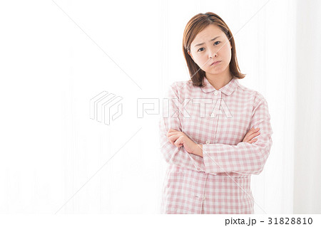 パジャマ 女性 悩む 考える 31828810