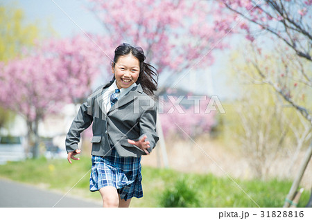 元気に走る女の子　新学期 31828816