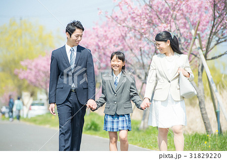 新年度　女の子と両親 31829220