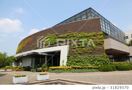 大阪市立長居植物園の花と緑と自然の情報センター 31829370