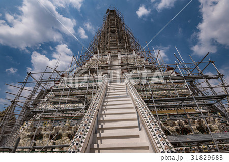 タイ・バンコクの暁の寺 ワット・アルン(改修中) タイ・バンコクの暁の寺 ワット・アルン(改修中) 31829683