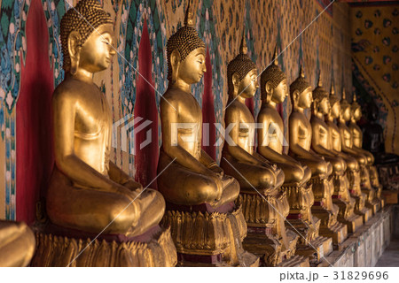 タイ・バンコクの暁の寺 ワット・アルンの仏像 タイ・バンコクの暁の寺 ワット・アルンの仏像 31829696