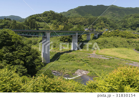 豊かな自然にかかる志津見大橋 31830154