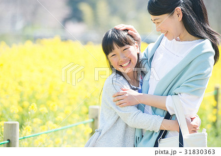 菜の花畑と笑顔の母娘 31830363