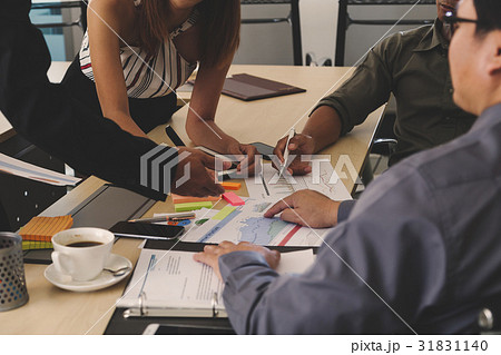 Businessman and team talking and briefing  31831140