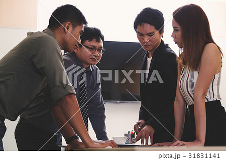Businessman and team talking and briefing  31831141