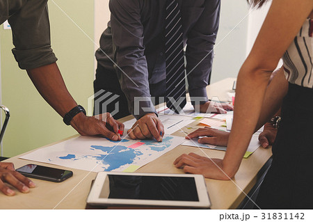 Businessman and team talking and briefing  31831142