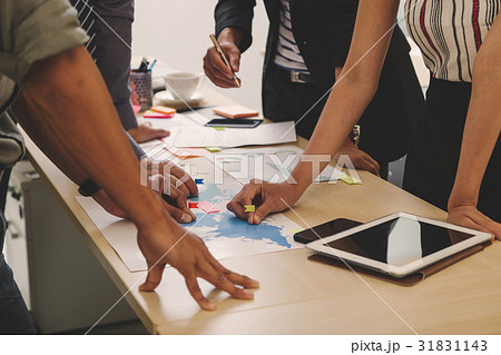 Businessman and team talking and briefing  31831143