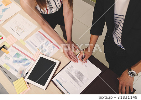 Businessman and team talking and briefing  31831149