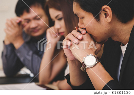 Businessman and team talking and briefing  31831150