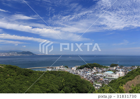 淡路SAから岩屋の町並み、神戸市、大阪湾を見る 31831730