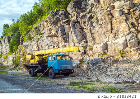 Old automobile crane 31833421