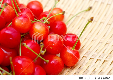 さくらんぼ　山盛り ザルの上　左寄せ アップ 31833802