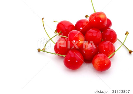 さくらんぼ　ひと固まり 白背景　右上寄せ 31833897