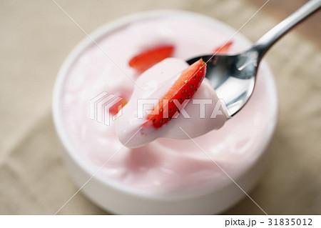 eating organic strawberry yogurt with spoon 31835012