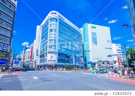 東京　新宿四丁目交差点の風景 31835023