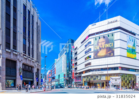 東京 新宿三丁目交差点の風景 東京 新宿三丁目交差点の風景 31835024