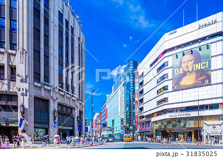 東京 新宿三丁目交差点の風景の写真素材