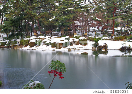 雪化粧の縮景園 31836052