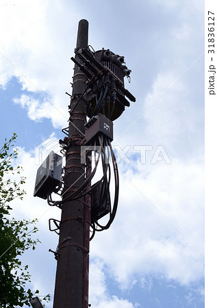 電線が外され、撤去待ちの柱上変圧器。トランス 31836127