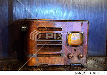 旧い木製ラジオ 31836363