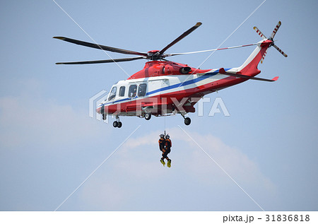 消防防災訓練、ヘリコプターからの懸垂降下 消防防災訓練、ヘリコプターからの懸垂降下 31836818