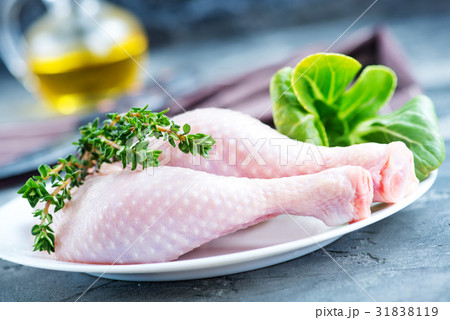raw chicken legs 31838119