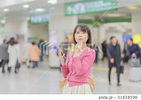 駅で迷う女性 駅で迷う女性 31838596