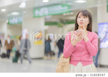 駅で迷う女性 駅で迷う女性 31838597