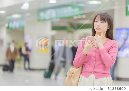 駅で迷う女性 31838600