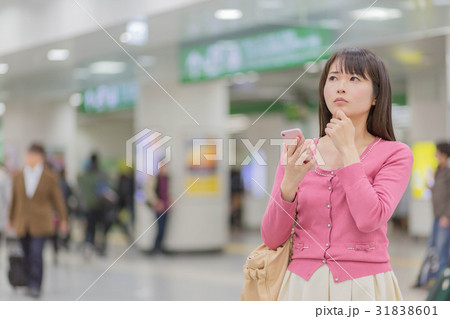 駅で迷う女性 31838601