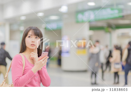駅で迷う女性 駅で迷う女性 31838603